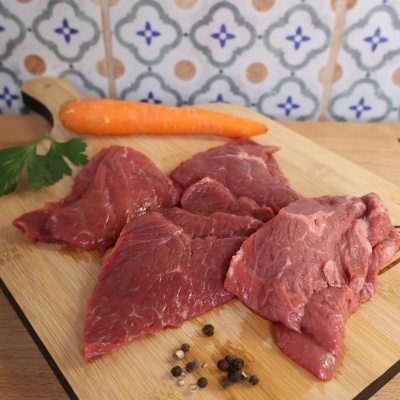 Tábua de carne crua vermelha com cenoura, salsa e pimenta