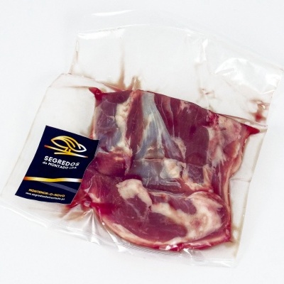 Carne vermelha embalada a vácuo com etiqueta preta visível