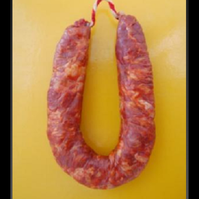 Chouriço de pimentão pendurado sobre fundo amarelo