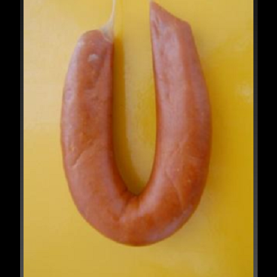 Chouriço farinheira pendurado sobre fundo amarelo com texto 'Farinheira'