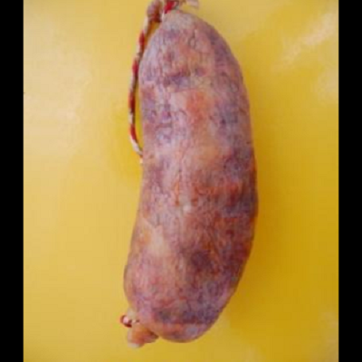 Chouriço Painho de Pimentão pendurado com fio sobre fundo amarelo