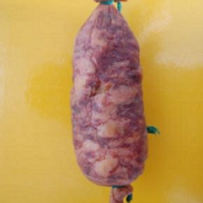 Chouriço tradicional suspenso em tripa natural com fundo amarelo e texto Painho de Sal e Alho