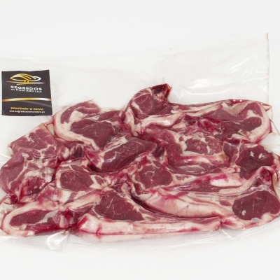 Pacote de carne de porco fatiada embalada a vácuo com etiqueta preta