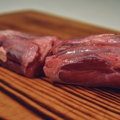 Carne crua colocada em tábua de madeira