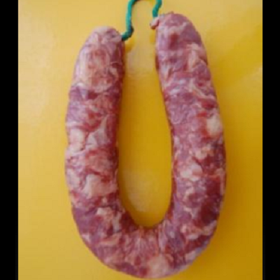 Chouriço cru em forma de U sobre fundo amarelo com texto Chouriço de Sal e Alho