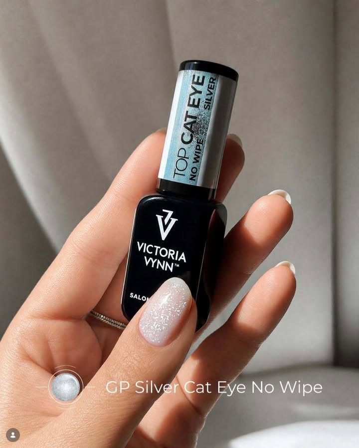 Victoria Vynn - Top Silver Cat Eye No Wipe - 8 ml Frasco de verniz de unhas preto Victoria Vynn com rótulo azul claro e unha decorada com glitter prateado