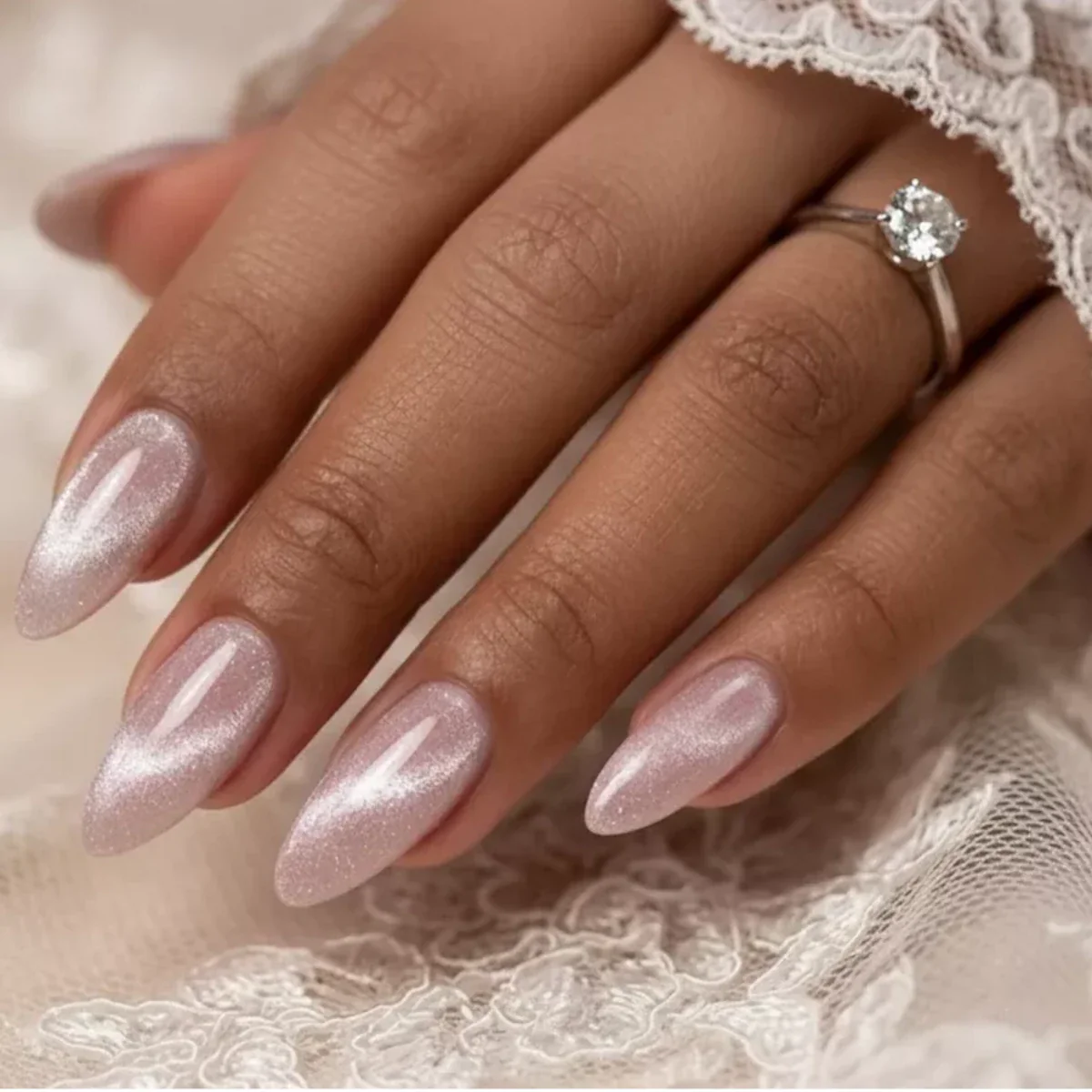 Victoria Vynn - Top Silver Cat Eye No Wipe - 8 ml Mão com unhas rosa cintilante e anel de prata com pedra brilhante sobre renda branca