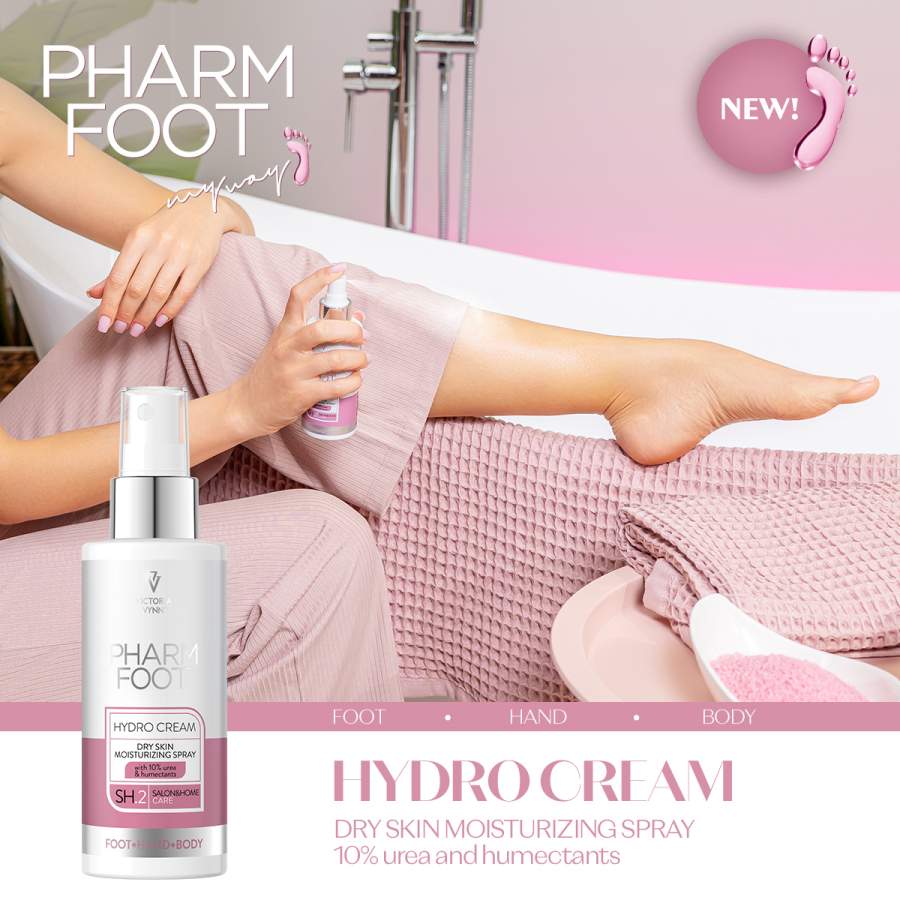 Pharm Foot - Hydro Cream - 150 ml Spray hidratante PHARM FOOT Hydro Cream com texto, mão a usar spray em perna feminina, fundo rosa e branco com toalhas cor-de-rosa