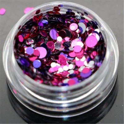 Pote transparente com lantejoulas coloridas brilhantes sobre superfície preta