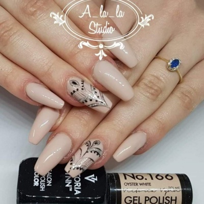 Unhas compridas com verniz gel bege claro e decoração preta, frascos de verniz gel Victoria Vynn.