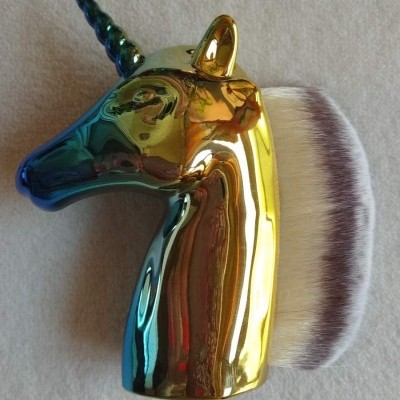 Pincel de maquilhagem em forma de unicórnio com cerdas brancas e pontas castanhas