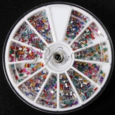 Roda branca com enfeites coloridos variados para decoração