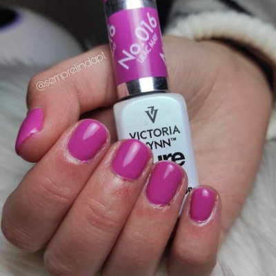 Frasco de verniz Victoria Vynn rosa fúcsia Nº016 com unhas pintadas da mesma cor