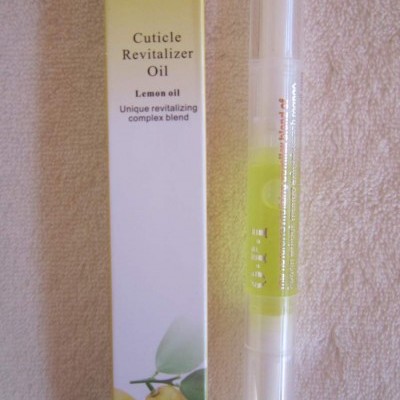 Produto O·P·I Cuticle Revitalizer Oil com óleo de limão e aplicador transparente