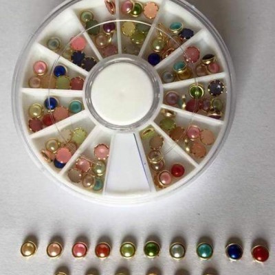 Roda branca com joias decorativas coloridas em divisórias e em fila