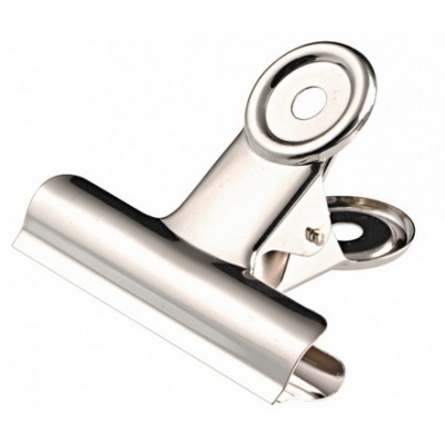 Clipe metálico prateado brilhante com mola e círculo decorativo