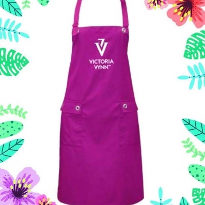 Avental roxo com logótipo Victoria Vynn e bolsos