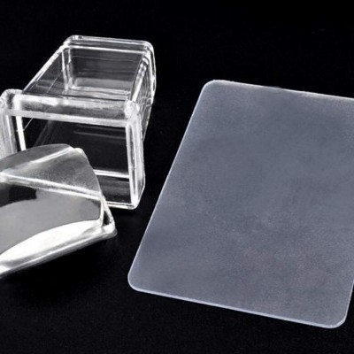 Conjunto de carimbo transparente com base, carimbo e almofada de tinta.