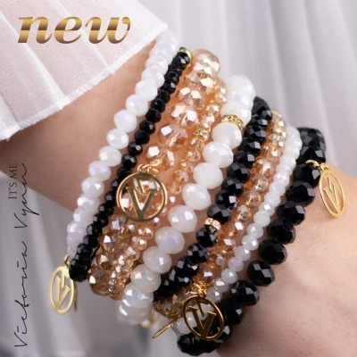 Bracelete multifios preto, branco e dourado com pendentes dourados em forma de V