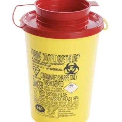 Recipiente amarelo para objetos cortantes com tampa vermelha e texto de aviso preto