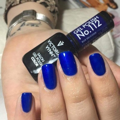 Verniz gel azul Victoria Vynn e unhas pintadas à mão.