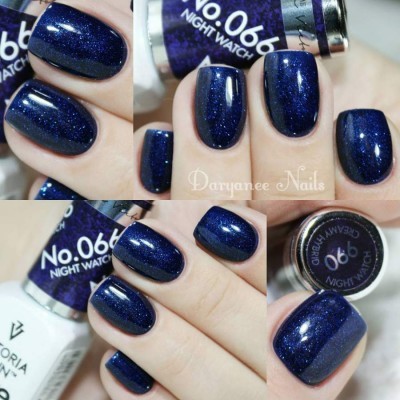 Esmalte azul escuro com brilho cintilante em unhas, vidro com etiqueta Victoria Vynn No. 066 Night Watch.