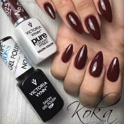 Unhas bordô pintadas com verniz gel e frascos da marca Victoria Vynn