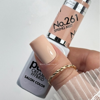 Verniz de unhas híbrido cremoso No. 261 SPRING MIST com unha pintada cor nude e anel dourado