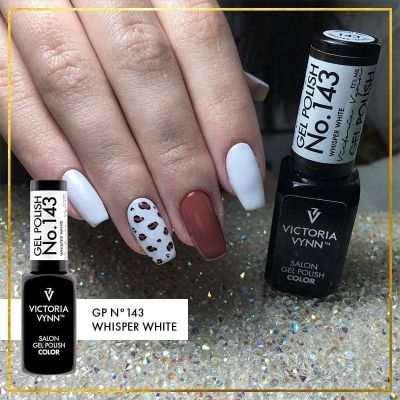 Esmalte gel Victoria Vynn Whisper White e unhas pintadas em branco, castanho e padrão de manchas.