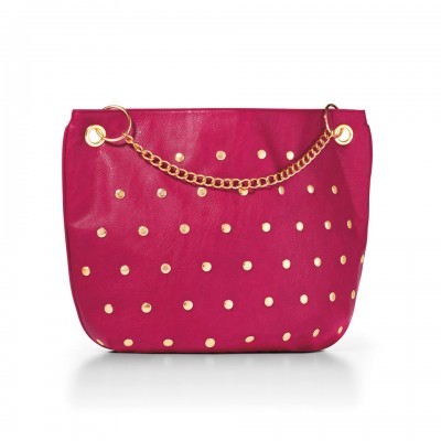 Mala vermelha com detalhes dourados e alça de corrente dourada sobre fundo branco