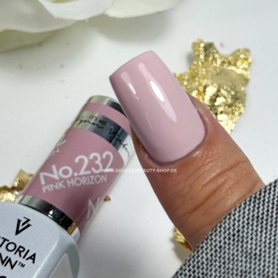 Frasco de verniz rosa claro Victoria Vynn e unha pintada da mesma cor