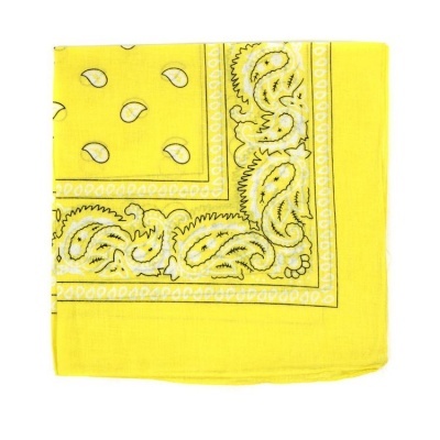 Lenço amarelo com padrão paisley e formas em branco e preto