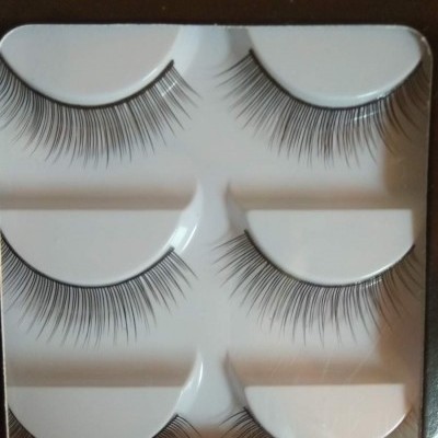 Conjunto de pestanas postiças finas pretas em embalagem com visor