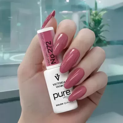 Mão com unhas pintadas segurando verniz Victoria Vynn pure vegan cor rosa acastanhada