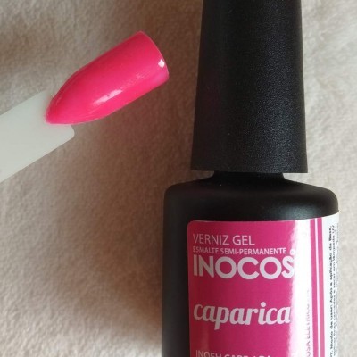 Frasco preto de verniz gel rosa INOCOS com amostra da cor rosa