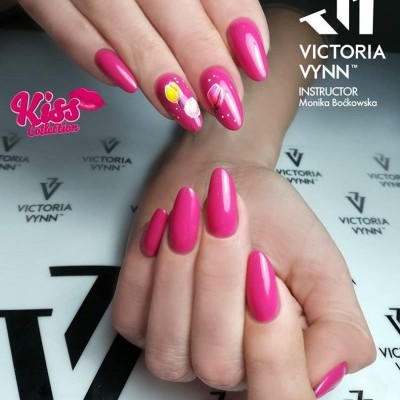 Unhas rosa com desenhos de balões e background com logo Victoria Vynn