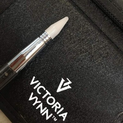 Ferramenta de manicure sobre estojo preto com a marca VICTORIA VYNN™.