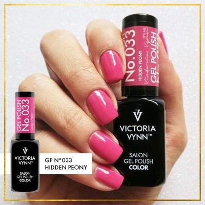 Frasco de verniz gel Victoria Vynn cor rosa vibrante N°033 Hidden Peony aplicada em unhas