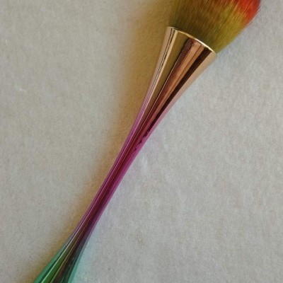 Pincel de maquilhagem multicolorido com cerdas densas