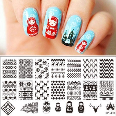 Unhas decoradas com desenhos de bonecas russas vermelhas, castelo preto e flocos de neve brancos