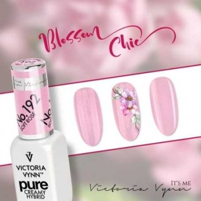 Esmalte de unhas Victoria Vynn cor No.192 Soft Rose com amostras em rosa claro e desenho floral.
