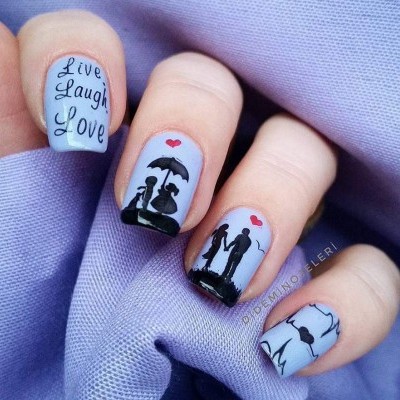 Unhas lilás com desenhos pretos e texto Live Laugh Love