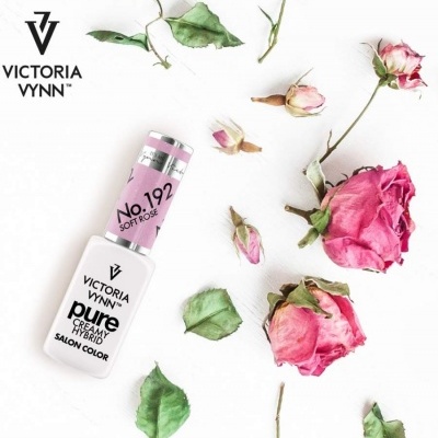 Verniz Victoria Vynn nº192 Soft Rose com rosas secas em fundo branco
