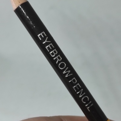 Lápis de sobrancelha preto com texto branco EYEBROW PENCIL e detalhe dourado