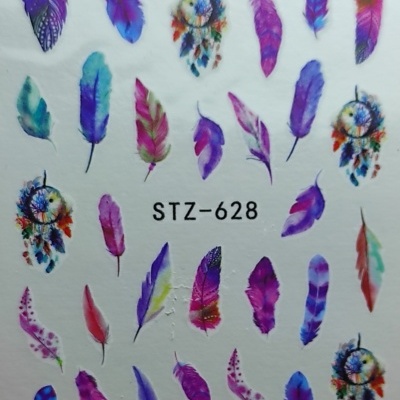 Folhas coloridas, penas e atrapas-sonhos decorativos em fundo branco