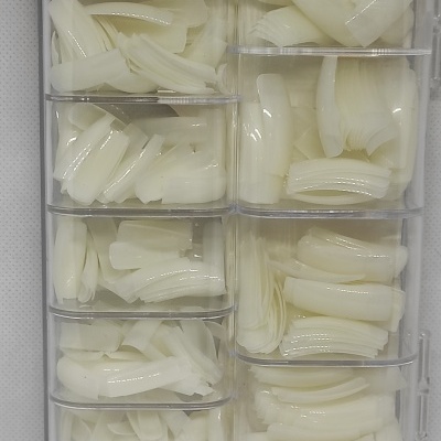 Caixa transparente com unhas postiças brancas em vários tamanhos