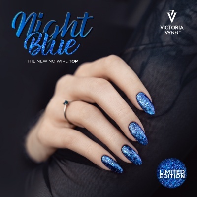 Unhas postiças azuis cintilantes com texto Night Blue e logotipo Victoria Vynn