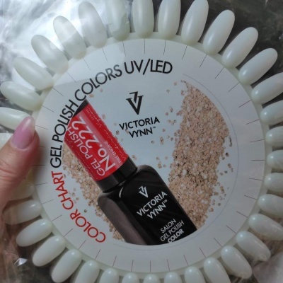 Roda de amostras de unhas artificiais e garrafa de verniz gel Victoria Vynn