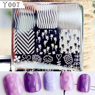 Placa metálica para estampagem de unhas com unhas pintadas em roxo e lilás com padrões florais e geométricos