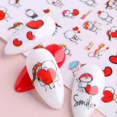 Unhas postiças com desenhos de personagens e corações vermelhos